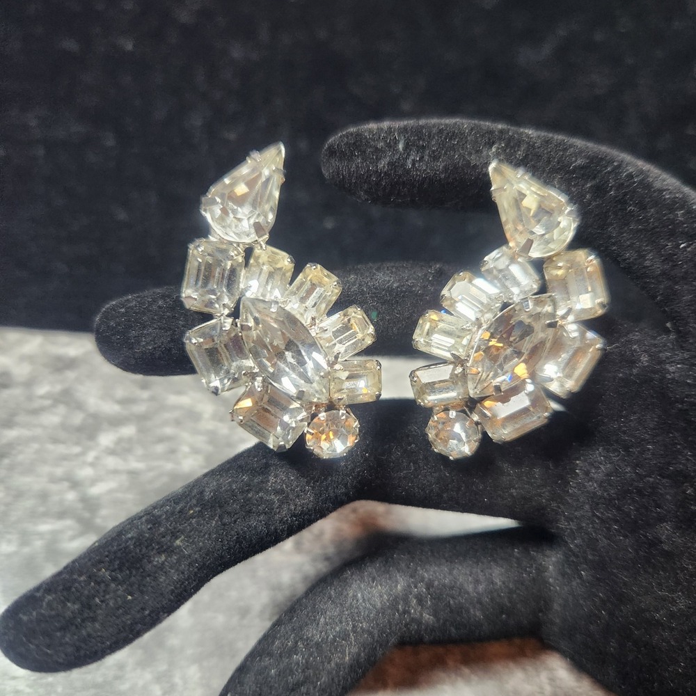 Vintage wiess Clear Rhinestone Clip On Earrings Silver‎ Tone Crawler Fan Bridal